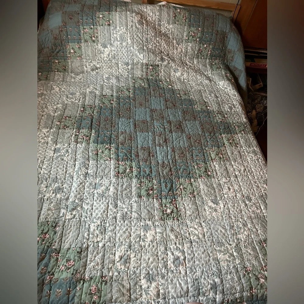 Lands End Ombré Quilt King Spread. Length 110”, width 90”. Reverse, solid green.